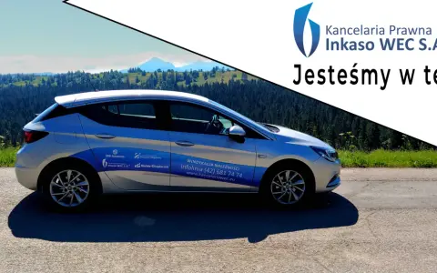 Srebrny samochód Kancelarii Prawnej Inkaso WEC S.A. z napisem "Jesteśmy w terenie!" na tle górskiego krajobrazu.
