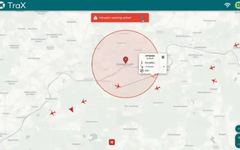 Droniq Karte zeigt eine Warnung vor Eindringlingen über Frankfurt. Flugzeuge sind auf der Karte markiert.
