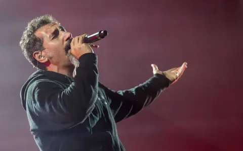 Serj Tankian sjunger passionerat på scenen i Sverige. System of a Down levererar en oförglömlig show.