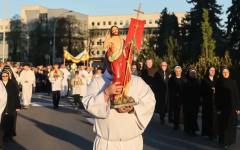 Procesja z figurą Chrystusa. Wiele osób, w tym zakonnice i księża, idzie ulicą. To część obchodów, które przypominają, ile trwa okres wielkanocny.