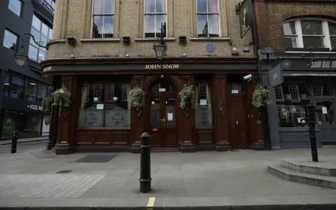 Le pub John Snow, nommé en l'honneur du médecin qui a cartographié le choléra, est une façade de pub en bois sombre.