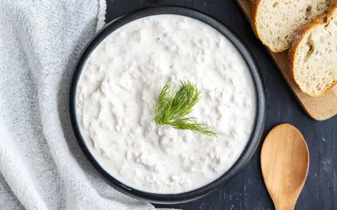 Cremiger Thunfisch-Dip mit Dill garniert, bereit zum Genießen mit frischem Brot.