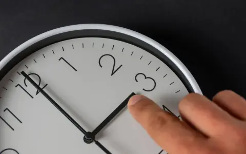 Palec wskazujący przesuwa wskazówkę zegara na godzinę 3. Czas na relaks w weekend.