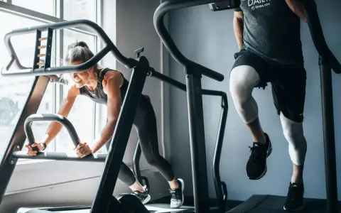 Ile kalorii spala trening siłowy? Prawda o EPOC i metabolizmie