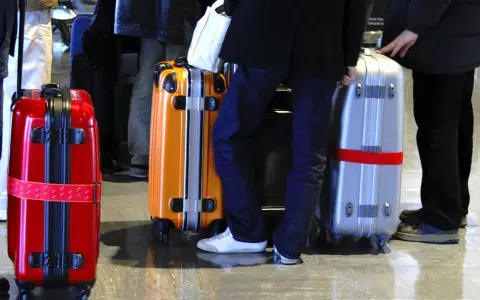 Jak oznaczyć walizkę przed lotem, by uniknąć jej zgubienia?