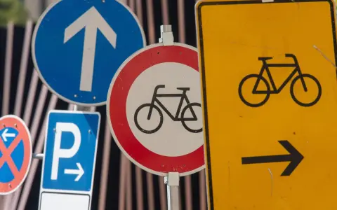 Verschiedene verkehrsschilder bedeutung: Radweg, Parken, Einfahrt und mehr.