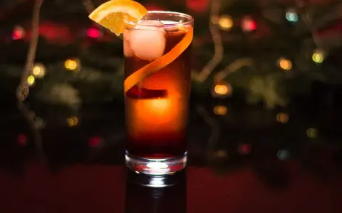 Koktajl z pomarańczą i lodem. Szukasz, czym zastąpić likier maraschino?
