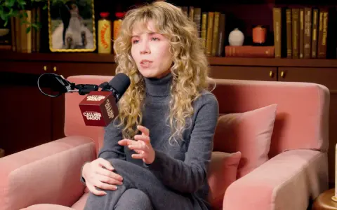 Jennette McCurdy parla con passione, seduta su un divano rosa, con un microfono "Call Her Daddy" davanti.
