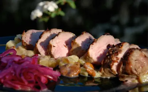 Saftig grillad lammfile med potatis och rödlök. En perfekt sommarrätt.