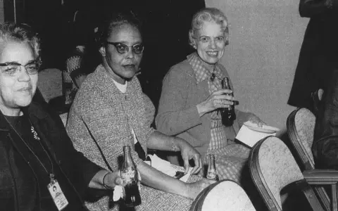 Tre donne sorridono, una tiene una Coca-Cola, ricordando le figure nascoste del film.