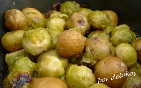 Patatas y coles de Bruselas asadas, listas para disfrutar.