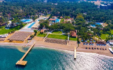 Widok z lotu ptaka na Champion Holiday Village. Plaże, baseny i zielone tereny. Wiele opinii potwierdza, że to idealne miejsce na wakacje.