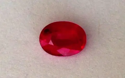 Rubino sangue di piccione, un gioiello intenso. Il suo significato è legato alla passione e alla vitalità.