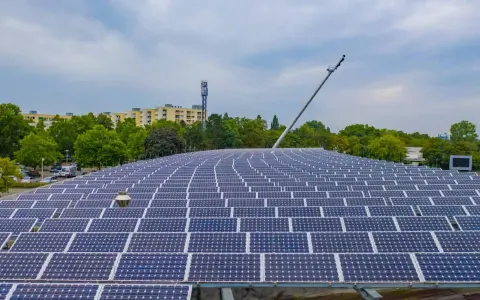 Große Solaranlage mit vielen Panels, die Energie für die Zukunft erzeugen. Die **EEG-Abschaffung** mag kommen, doch die Sonne scheint weiter.