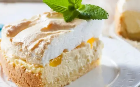Sernik Rosa z Thermomixa z puszystą bezą i owocami, udekorowany miętą. Pyszny deser na każdą okazję.