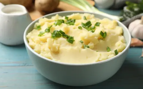 Pyszne puree ziemniaczane, idealne do obiadu. Dowiedz się, jak zrobić puree, które zachwyci każdego!