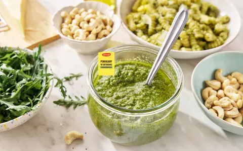 Świeże pesto z rukoli, orzechy nerkowca i makaron. Idealne składniki do pysznego dania.