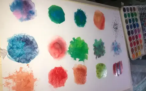 Manchas de acuarela con vibrante textura acuarela, explorando diferentes técnicas y colores.