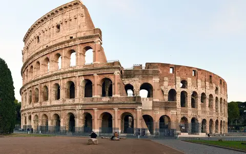 Il Colosseo come era, maestoso anfiteatro romano con le sue arcate imponenti, testimone di epoche passate.