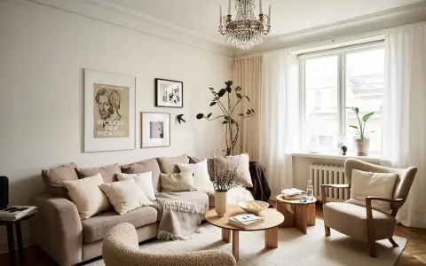Sala de estar con sofá beige, sillón de borrego, mesas de madera y decoración en tonos neutros.