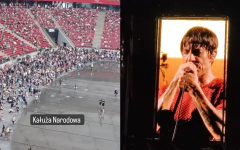 Koncert Red Hot Chili Peppers w Warszawie. Tłum na płycie stadionu, Anthony Kiedis na telebimie.
