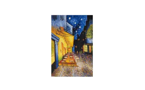 Nocna kawiarnia Van Gogha, rozświetlona żółtym blaskiem, pod rozgwieżdżonym, granatowym niebem. Brukowana uliczka, puste stoliki, atmosfera spokoju.