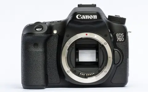 Czarna lustrzanka cyfrowa Canon EOS 70D bez obiektywu, widok z przodu.