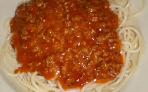 Porcja spaghetti z bogatym sosem bolońskim. Idealne pytanie: jakie mięso do spaghetti? Tutaj mielona wołowina w sosie pomidorowym.