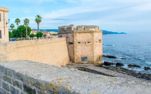 Torre medievale e mura sul mare, un'idea di cosa vedere ad Alghero in 3 giorni.