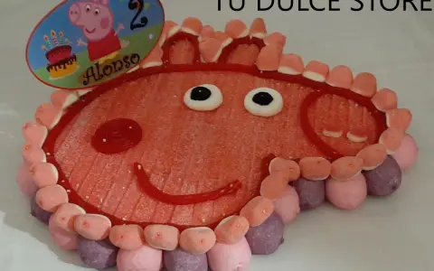 Tarta de chuches de Peppa Pig para el 2º cumpleaños de Alonso. ¡Una idea dulce para aprender como hacer una tarta de chuches de Peppa Pig!