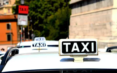 Mehrere Taxis in Italien, bereit, Touristen zu befördern. Die Taxi Kosten in Italien können je nach Stadt und Tageszeit variieren.
