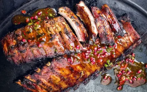 Żeberka w miodzie z granatem i chili, obok żeberka w kapuście. Pyszna uczta dla podniebienia!