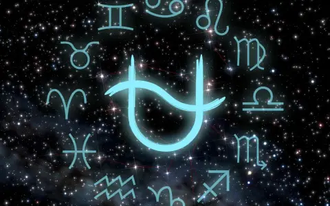 Jasny symbol Panny w zodiaku otoczony innymi znakami, na tle rozgwieżdżonego nieba.
