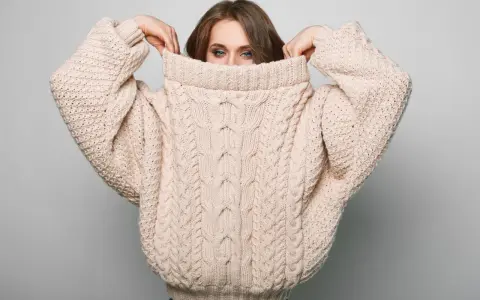 Gryzący sweter? Sprawdzone sposoby na miękkość i komfort noszenia