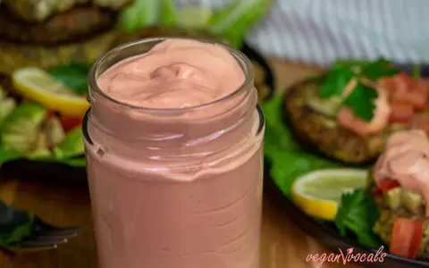 Un frasco de cremosa salsa rosada, perfecta para acompañar tus platillos veganos.