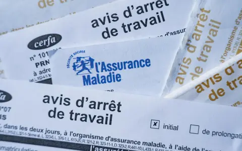 Plusieurs avis d'arrêt de travail, certains avec le logo de l'Assurance Maladie, suggèrent une gestion de congés payés et d'arrêt maladie rétroactif.