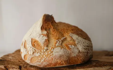Chleb na zakwasie, z chrupiącą skórką i ozdobnym nacięciem. Idealny przykład, jak zrobić zakwas na chleb.