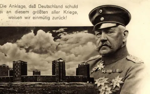 Ein deutscher General lehnt die Kriegsschuld des 1. Weltkriegs ab. Im Hintergrund eine Festung.