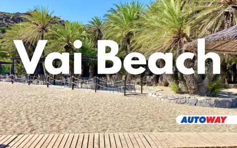Plaża Vai z palmami i kawiarnią. Idealne miejsce na relaks.