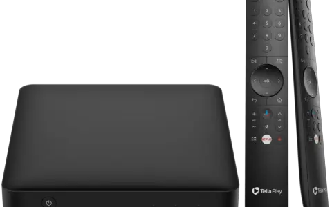 Svart mediaspelare och två fjärrkontroller. Enkel att koppla mobil till TV HDMI för streaming.
