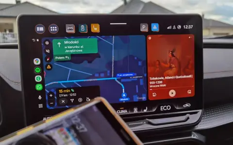 Nowa android auto aktualizacja wyświetla mapę z trasą do Młodości, Spotify i czas 12:37.