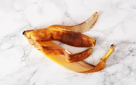 Nawóz ze skórek bananów: Do jakich kwiatów? Przepisy i sekrety