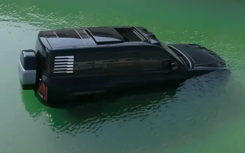 Czarny luksusowy SUV Yangwang U8 pływa po zielonej wodzie.