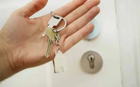 Main tenant, quel apport pour emprunter 300 000 euros ? Clés d'une maison avec un porte-clés en forme de maison.