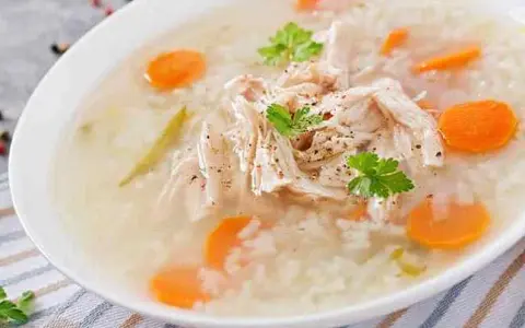 Sopa de arroz casera: la receta de la abuela y sus trucos infalibles