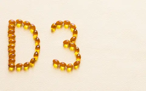 Kapsułki z witaminą D3 ułożone w napis "D3", symbolizujące walkę z niedoborem witaminy D.
