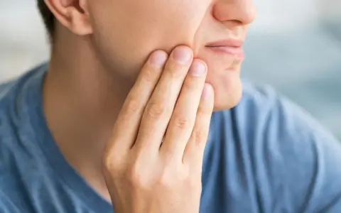 Spuchnięte dziąsła: Szybka ulga i kiedy iść do dentysty?