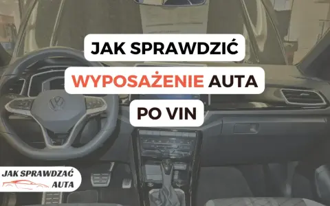 Wnętrze auta z widoczną kierownicą i konsolą środkową. Napisy informują o tym, jak sprawdzić wyposażenie auta po VIN.