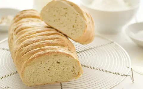 Pan artesanal, perfecto para preparar unas deliciosas torrijas. Se ve fresco y esponjoso, listo para ser cortado.
