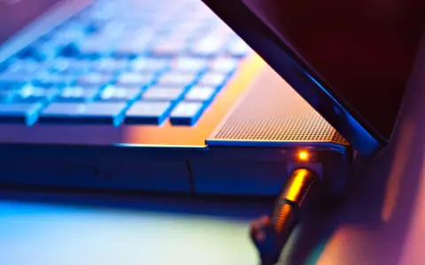 Jak postępować z nową baterią do laptopa, aby uniknąć problemów?